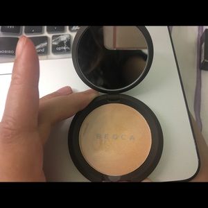 BECCA POURED CRÈME HIGHLIGHTER